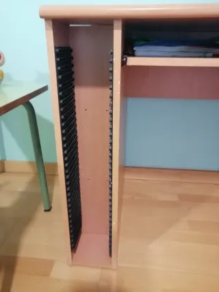 Escritorio grande con tabla de teclado