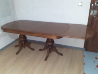 Mesa de comedor ovalada de madera