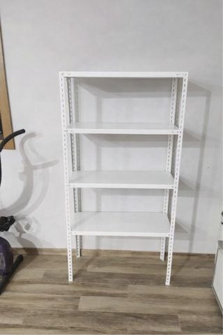 Estanterías metálicas blancas.