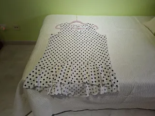 Blusa de verano blanca con lunares