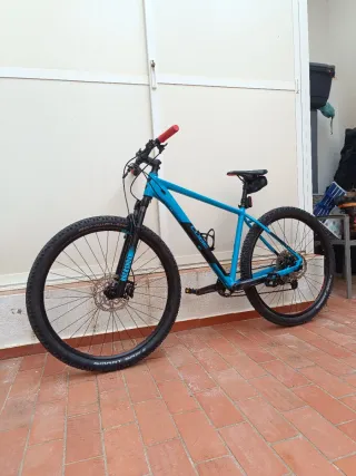 Bicicleta MTB Cube Azul
