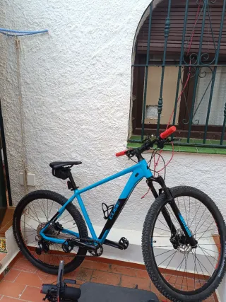 Bicicleta MTB Cube Azul