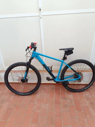 Bicicleta MTB Cube Azul