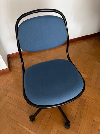 Silla de escritorio azul y negra