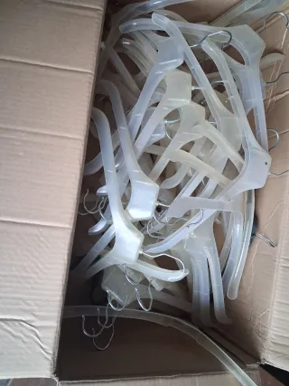 100 Perchas de Plástico Transparentes