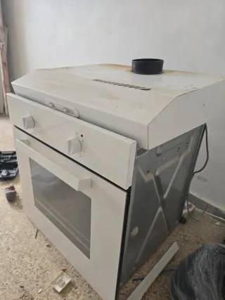 Campana e forno bianco