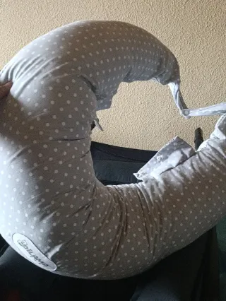 Cojín de lactancia gris con puntos blancos