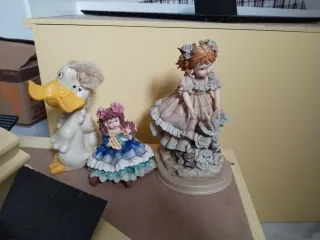Figuras de porcelana: pato y dos niñas