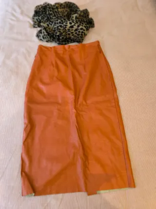 Falda naranja efecto piel