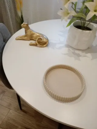 Mesa redonda blanca con 3 sillas