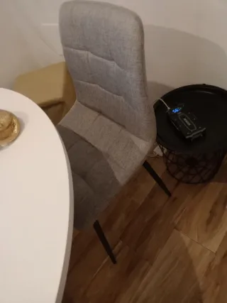 Mesa redonda blanca con 3 sillas