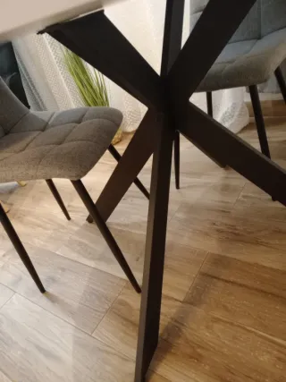 Mesa redonda blanca con 3 sillas