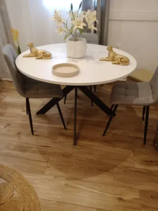 Mesa redonda blanca con 3 sillas