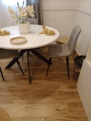 Mesa redonda blanca con 3 sillas