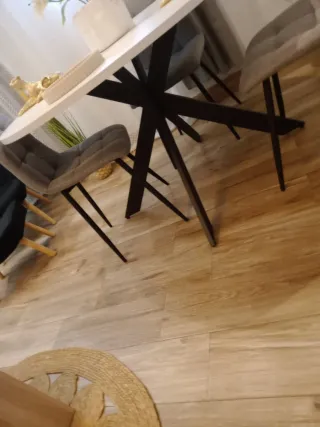 Mesa redonda blanca con 3 sillas