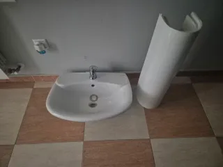 Lavabo Roca con Pie Blanco y grifo