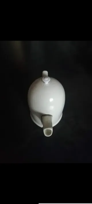 Cafetera, tetera y azucarero de porcelana