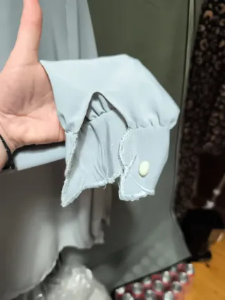 Camisa gris con cuello drapeado