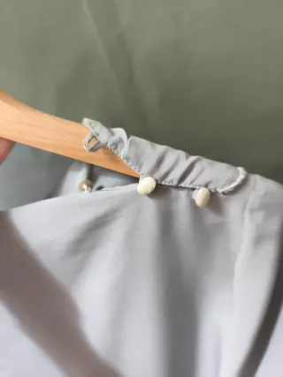 Camisa gris con cuello drapeado