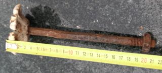 1 Tornillo antiguo grande.