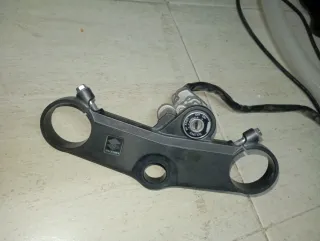 Tija Suzuki con bombín y llave