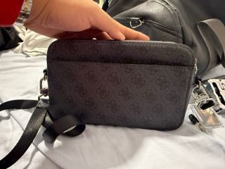 Riñonera Guess Negra y Gris