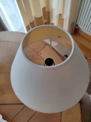 Lámpara de mesa blanca