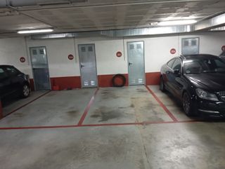 Plaza de garaje con trastero.