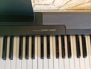 Piano Casio CDP 88  TECLAS DE MESA.   CON ATRIL.