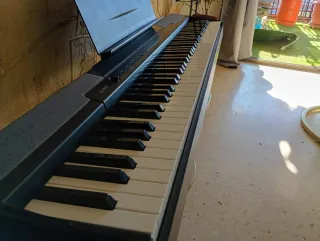 Piano Casio CDP 88  TECLAS DE MESA.   CON ATRIL.