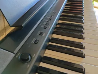 Piano Casio CDP 88  TECLAS DE MESA.   CON ATRIL.