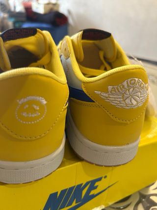 Zapatillas deportivas amarillas y azules