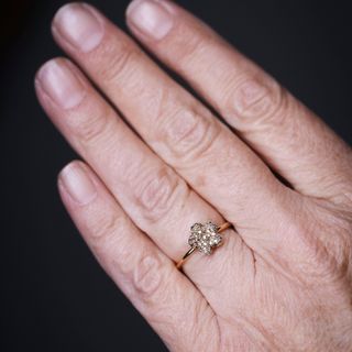 Anillo Flor Diamantes Marrones Oro