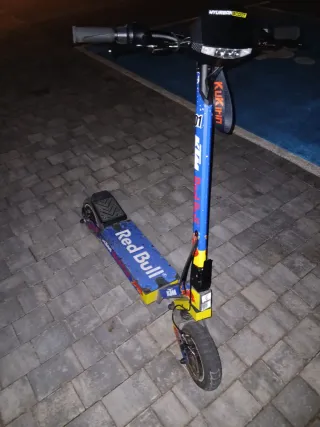 Kukirin G2 con vinilos Red Bull