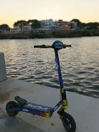 Kukirin G2 con vinilos Red Bull