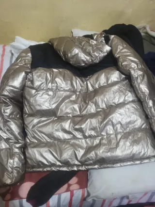 Chaqueta The North Face dorada y negra