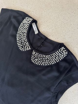 Top negro con cuello de perlas