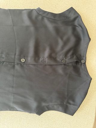 Top negro con cuello de perlas