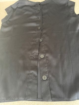 Top negro con cuello de perlas