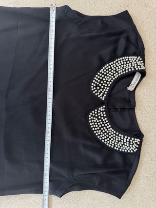 Top negro con cuello de perlas