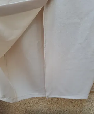 Falda midi color crema con cinturón L