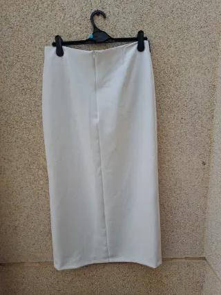 Falda midi color crema con cinturón L