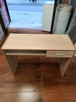 Mesa de estudio de madera clara