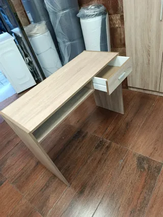 Mesa de estudio de madera clara
