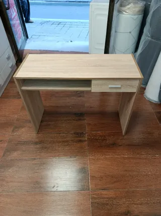 Mesa de estudio de madera clara