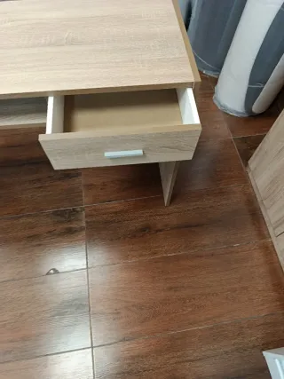 Mesa de estudio de madera clara