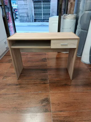 Mesa de estudio de madera clara