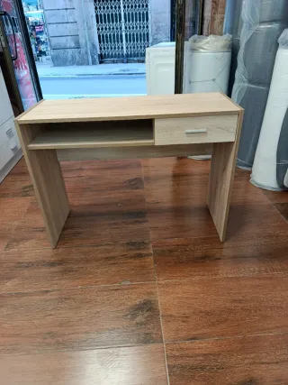 Mesa de estudio de madera clara