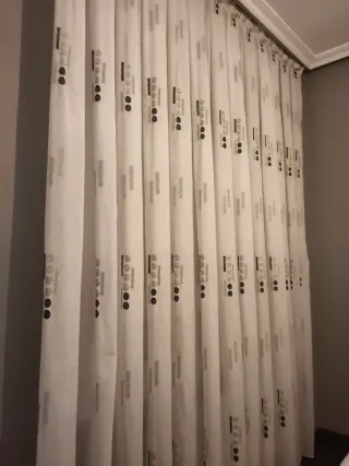 Cortinas blancas con detalles en negro y plata