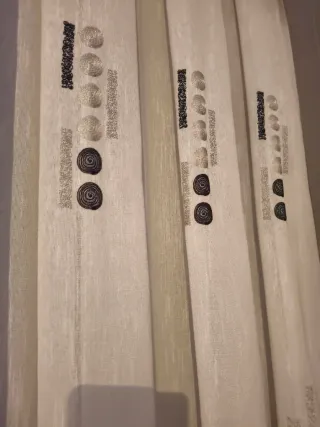 Cortinas blancas con detalles en negro y plata